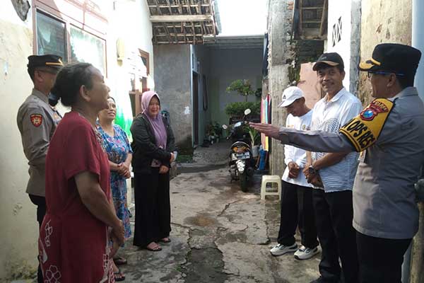 Wakapolres Batu bersilaturahmi dengan warga dalam acara Jumat Curhat. (ist) - Wakapolres Batu Pimpin Jumat Curhat di Pendem-Junrejo
