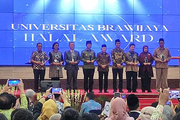Wapres RI KH Ma'ruf Amin, bersama para penerima Halal Award. (rhd) - Wapres KH Ma'ruf Amin Luncurkan UB Halal Center dan Metric