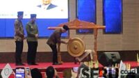 Wapres RI KH Ma'ruf Amin memukul gong penanda peluncuran UB Halal Center dan UB Halal Metric dalam Brawijaya Halal Summit 2024. (rhd) - Wapres KH Ma'ruf Amin Luncurkan UB Halal Center dan Metric