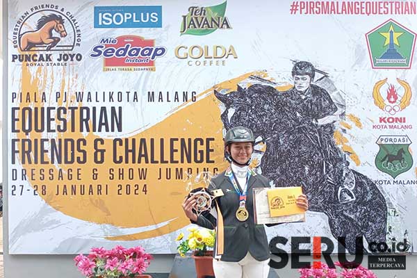 Widya menerima penghargaan berupa medali dan uang pembinaan. (Seru.co.id/ws10) - Berkat Kerja Keras, Widya Ayu Prasista Sabet Juara Satu Kategori Dressage U-21