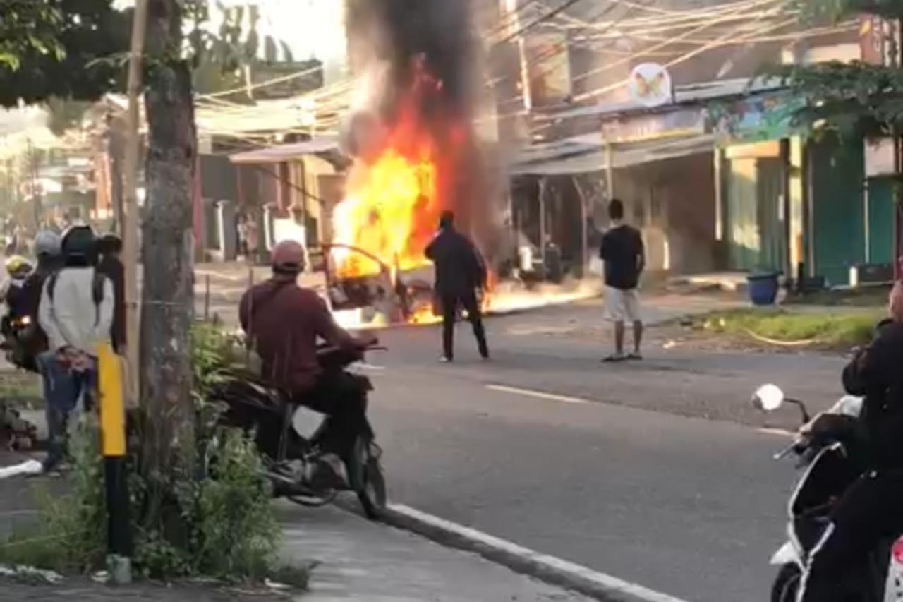 Mobil Terbakar di Turen, Dua Penumpang Luka-luka