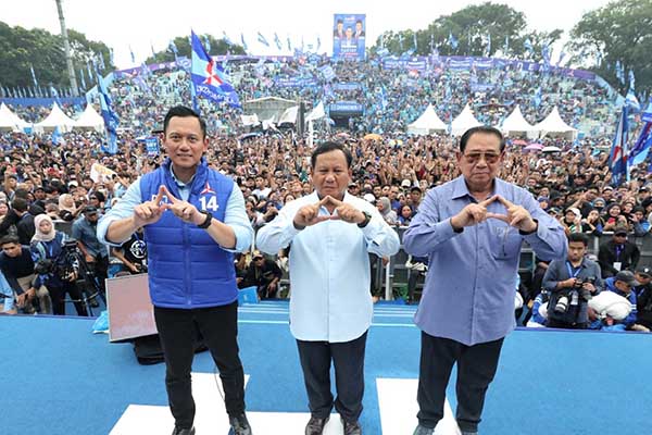 AHY, Prabowo dan SBY foto bersama massa dengan tangan membentuk bintang mercy. (ist) - Birukan Stadion Gajayana, Prabowo Apresiasi Massa Kampanye Akbar Partai Demokrat