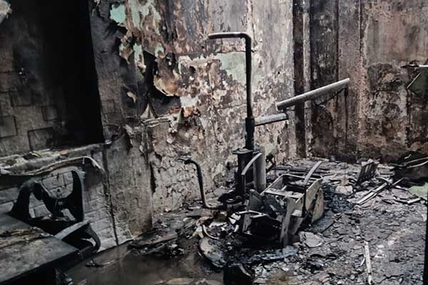 Alat pemeriksaan gigi yang terbakar. (amb) - Klinik Gigi di Jember Terbakar, Damkar Keluhkan Alat Bermasalah