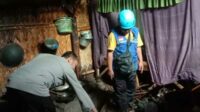 Anggota Pusdalops Tagana, Babinsa dan Polsek saat melakukan asesmen di lokasi kebakaran rumah Desa Tamansari, Kecamatan Sumbermalang Situbondo. (Seru.co.id/aza) - Akibat LPG Bocor, Rumah Terbakar dan Dua Orang Terluka