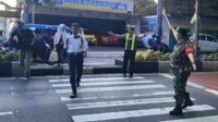Babinsa Blimbing bantu penyebrangan siswa SMP Kartika IV-8. (ist) - Peduli Keselamatan, Babinsa Blimbing Bantu Penyebrangan Siswa SMP Kartika IV-8