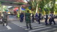 Babinsa Koramil Klojen Amankan Gerak Jalan HUT ke-47 SMPN 8 Malang