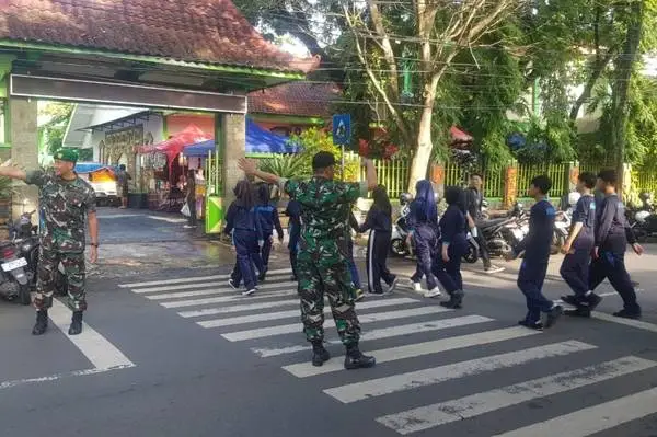Babinsa Koramil Klojen Amankan Gerak Jalan HUT ke-47 SMPN 8 Malang