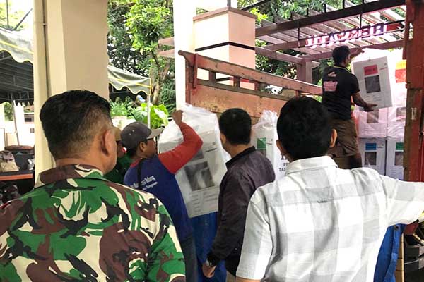 Babinsa Lowokwaru kawal penyerahan kotak suara hasil penghitungan Pemilu 2024. (ist) - Babinsa Lowokwaru Kawal Penyerahan Kotak Suara Hasil Penghitungan Pemilu 2024