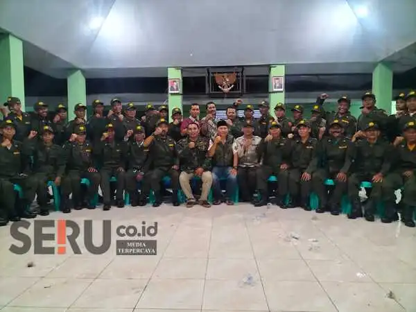 Babinsa Paowan Dampingi 50 Anggota Linmas Terima Perlengkapan untuk Sukseskan Pemilu 2024