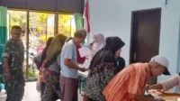 Babinsa dan Bhabinkamtibmas Pengamanan Distribusi Bantuan Pangan di Ciptomulyo