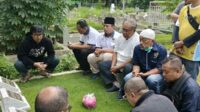 Beberapa anggota PWI Malang Raya doa bersama ke makam jurnalis. (ist) - Rangkaian HPN ke-78, PWI Malang Raya Ziarah ke Makam Jurnalis