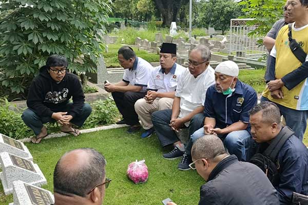 Beberapa anggota PWI Malang Raya doa bersama ke makam jurnalis. (ist) - Rangkaian HPN ke-78, PWI Malang Raya Ziarah ke Makam Jurnalis