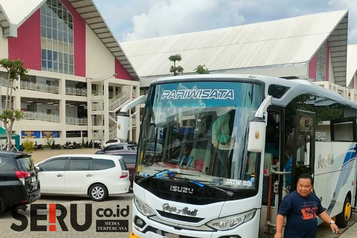 Bus Pariwisata mampir di Pasar Induk Among Tani membawa rombongan. (dik) - Pasar Induk Among Tani, Dari Mimpi Menjadi Harapan