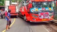 Bus nampak kesusahan melintasi lokasi kemacetan di Gumitir. (amb) - As Truk Patah, Jalur Gumitir Penghubung Jember-Banyuwangi Lumpuh