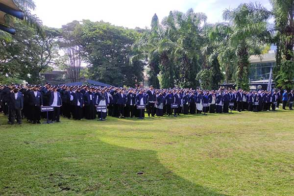 Civitas akademika mengikuti upacara peringatan Dies Natalis ke-42 Polinema. (rhd) - Dies Natalis ke-42, Polinema Usung Green Technology