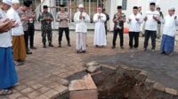 Danramil 0833/05 hadiri peletakan batu pertama Asrama Al Hakim Ponpes Bahrul Maghfiroh. (ist) - Danramil 0833/05 Hadiri Peletakan Batu Pertama Asrama Al Hakim Ponpes Bahrul Maghfiroh