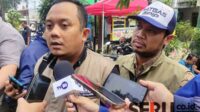 Deny Rachmat Bachtiar (kiri), didampingi Izzudin Fuad Fathony. (rhd) - Atasi Kekurangan Ratusan Surat Suara, KPU Kota Malang Gunakan Sistem Pergeseran