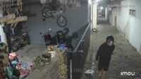 Diduga Pelaku Curanmor mengamati situasi sebelum mencuri kendaraan yang terparkir. (ist) - Pelaku Curanmor di Batu, Gasak Sepeda Motor Dagangan Milik Makelar Motor