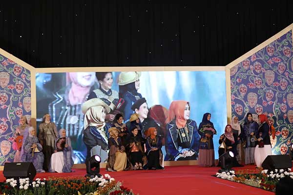 Fashion show oleh anggota TP-PKK, DWP, GOE dan Perwosi. (ist) - Pemkot Malang Kenalkan Potensi UMKM pada Organisasi Wanita se-Bakorwil III Malang