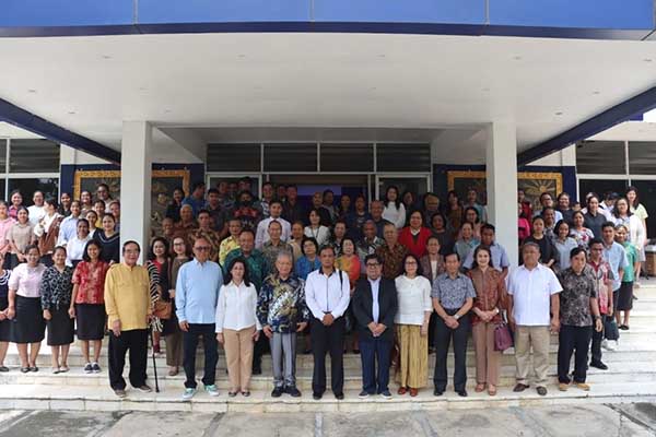 Foto Bersama jajaran Pengurus YPPII dan Institut Injil Indonesia dengan Kasat Intelkam mewakili Kapolres Batu. (ist) - Sivitas Akademika Institut Injil Indonesia Deklarasi Pemilu Damai dan Anti Hoax