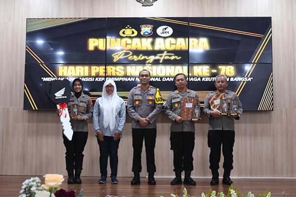 Foto bersama para pemenang lomba jurnalistik. (ist) - Seru dan Meriah, JPM dan Polres Malang serta Jajaran Gelar HPN 2024