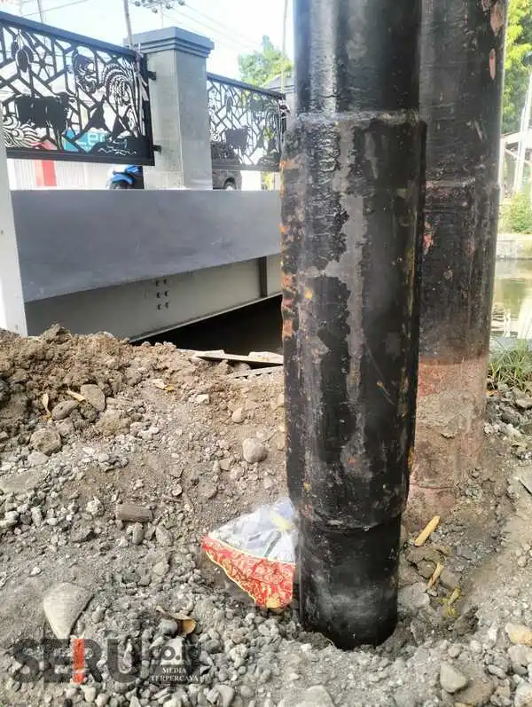 Pemasangan Puluhan Tiang Provider Tanpa Izin di Situbondo Diprotes Warga