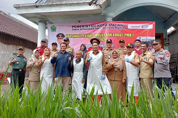 Jajaran Pemkot Malang saat meninjau vaksinasi PMK di daerah Tlogowaru, Kedungkandang, Kota Malang. (Seru.co.id/ws10) - Pj Wali Kota Malang Tinjau Langsung Vaksinasi PMK Sapi di Tlogowaru