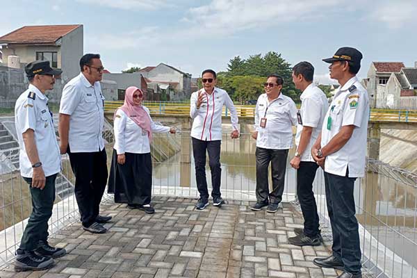 Jajaran Pemkot Malang tinjau kesiapan bozem Tunggul Wulung kurangi genangan banjir. (Seru.co.id/ws10) - Pj Wali Kota Malang Tinjau Bozem Tunggulwulung, Optimalisasi Pencegahan Banjir