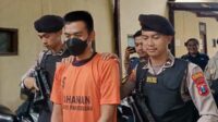 Kacong Arye alias J saat saat dibawa tim Polres Pamekasan. (Seru.co.id/udi) - Sebar Rekaman VCS Sang Pacar, Pelantun Lagu Ganjar Diringkus Polres Pamekasan