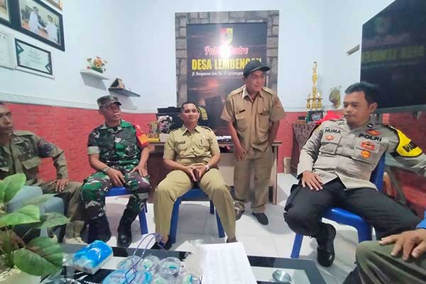 Kades Lembengan Jember dan Jajarannya. (Seru.co.id/amb) - Kades Lembengan Jember Akui Ada Potongan Honor Petugas Linmas di Desanya