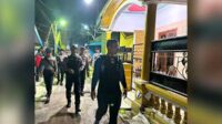 Kapolres Situbondo AKBP Dwi Sumrahadi Rakhmanto saat melakukan penggerebekan di eks lokalisasi Gunung Sampan (GS) di Desa Kotakan, Kecamatan kota, Situbondo, Jumat (23/2/2024). (Seru.co.id/aza) - Kapolres Situbondo Pimpin Langsung Penggerebekan Judi di Eks lokalisasi GS