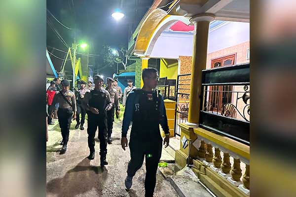 Kapolres Situbondo AKBP Dwi Sumrahadi Rakhmanto saat melakukan penggerebekan di eks lokalisasi Gunung Sampan (GS) di Desa Kotakan, Kecamatan kota, Situbondo, Jumat (23/2/2024). (Seru.co.id/aza) - Kapolres Situbondo Pimpin Langsung Penggerebekan Judi di Eks lokalisasi GS