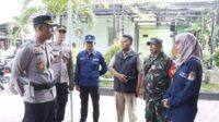 PANTAU PPK: Kapolres Situbondo saat meninjau langsung pengamanan kegiatan rekapitulasi hasil penghitungan perolehan suara Pemilu 2024 di Panitia Pemilihan Kecamatan (PPK) Panarukan. (Seru.co.id/mam) - Kapolres Situbondo Tinjau Pengamanan Rekapitulasi Penghitungan Suara di PPK