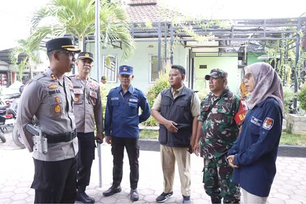 PANTAU PPK: Kapolres Situbondo saat meninjau langsung pengamanan kegiatan rekapitulasi hasil penghitungan perolehan suara Pemilu 2024 di Panitia Pemilihan Kecamatan (PPK) Panarukan. (Seru.co.id/mam) - Kapolres Situbondo Tinjau Pengamanan Rekapitulasi Penghitungan Suara di PPK