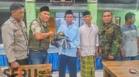 Babinsa Paowan Dampingi 50 Anggota Linmas Terima Perlengkapan untuk Sukseskan Pemilu 2024