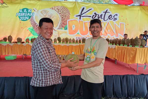 Kepala Dinas Pertanian secara simbolis menerima Durian yang di lombakan. (Seru.co.id/ful) - Kadis Pertanian Jombang Akan Patenkan Durian Lokal Wonosalam