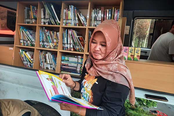 Kepala Disperpusip Kota Batu, Santi Restuningsasi. (dik) - Disperpusip Batu Siapkan Buku Bacaan Ceria bagi Korban Terdampak Bencana