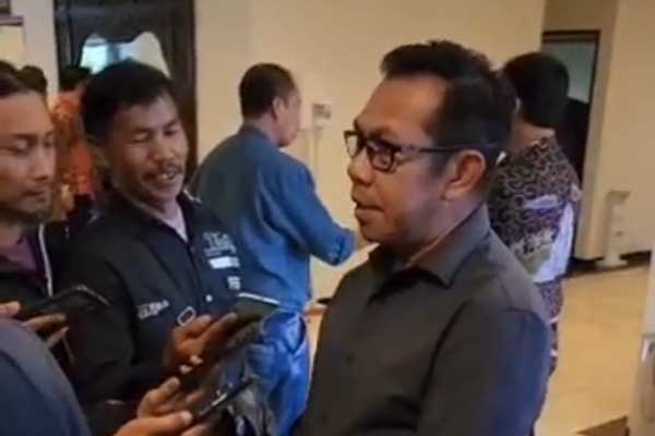 Ketua DPC PKB Kota Batu, Nurrochman saat diwawancarai oleh media. (Seru.co.id/mzm) - Peroleh Hasil Suara Tertinggi, Ketua DPRD Kota Batu Optimis Dijabat dari PKB Kota Batu
