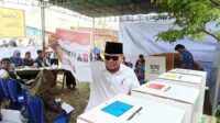 Ketua DPD La Nyala Mahmud Mattalitti saat menunjukkan surat suara DPD RI. (ist) - La Nyala Mahmud Mattalitti Salurkan Hak Suara di TPS 19 Jajartunggal Wiyung