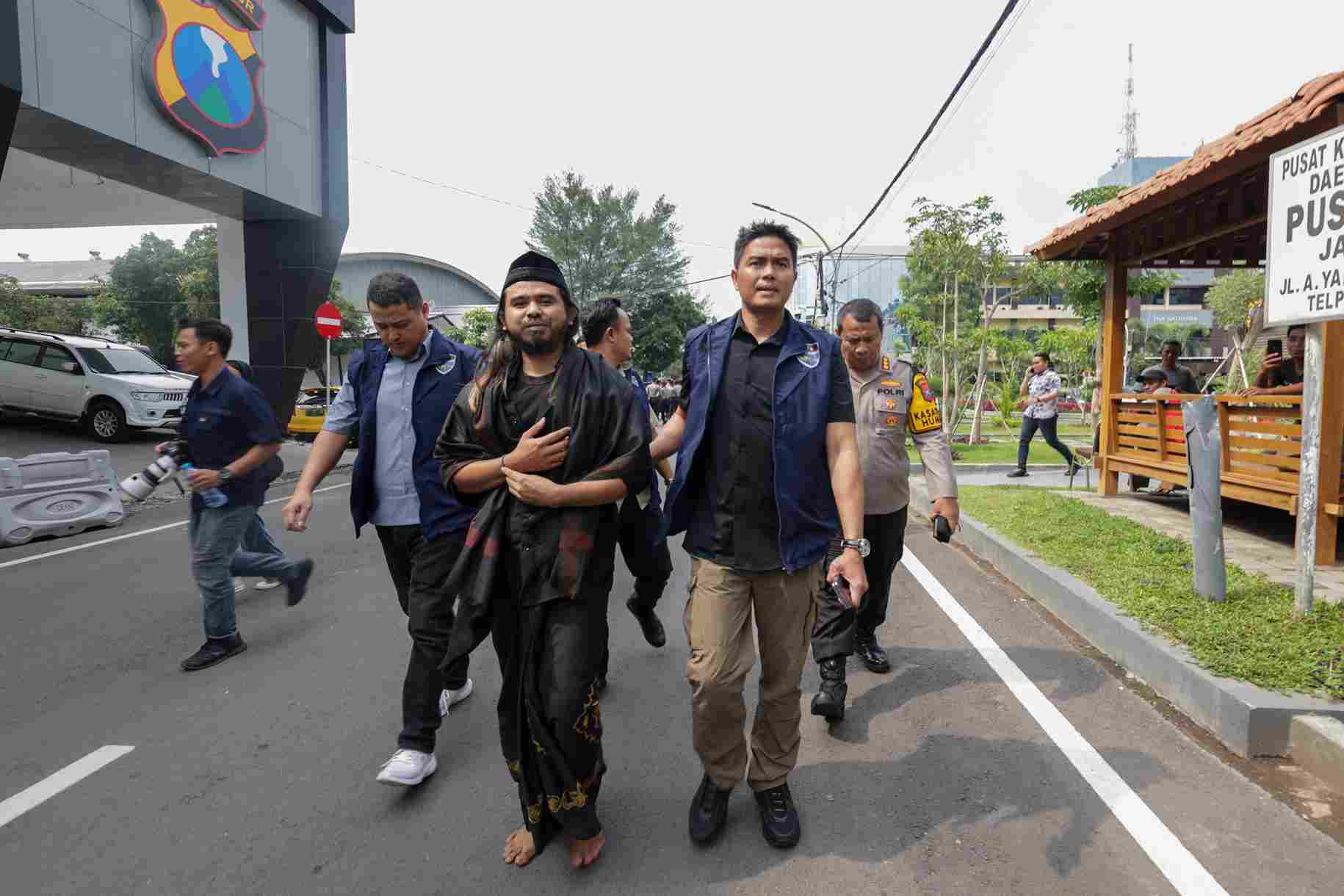Dinilai Sebar Ajaran Menyimpang, Samsudin Dijemput Paksa Polda Jatim