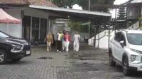Krisdayanti bersama stafnya saat mendatangi Kantor Bawaslu Batu, Rabu (14/2/2024) sore. (ist) - Gara-gara Datangi TPS di Batu, Krisdayanti Dipanggil Bawaslu Batu, Mengapa?