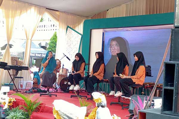 Launching buku karya siswa SMP Islam Sabilillah Malang. (Seru.co.id/ws10) - SMP Islam Sabilillah Malang Rayakan Ulang Tahun ke-21 dengan Tema 'Sustainable Living'