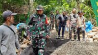 Letkol Inf Ubaidillah saat melakukan pengecekan langsung ke lokasi pembangunan jembatan di Kecamatan Waru. (Seru.co.id /udi) - Kodim 0826 Targetkan Jembatan di Kecamatan Waru Rampung Sebelum Ramadan
