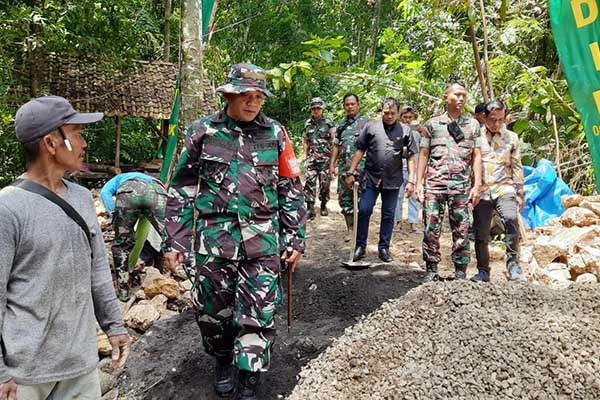 Letkol Inf Ubaidillah saat melakukan pengecekan langsung ke lokasi pembangunan jembatan di Kecamatan Waru. (Seru.co.id /udi) - Kodim 0826 Targetkan Jembatan di Kecamatan Waru Rampung Sebelum Ramadan
