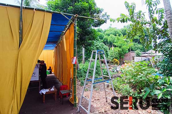 Lokasi TPS berdekatan kuburan dan dikelilingi sampah. (amb) - TPS Dekat Kuburan Dikelilingi Sampah, Tak Kurangi Antusias Warga Jember Nyoblos