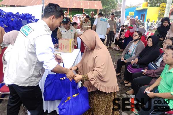 Masyarakat antri dengan tertib membeli sembako. (rhd) - Respons Inflasi dan Minimnya Stok, Pj Wali Kota Malang Geber Pasar Murah di Lima Kecamatan