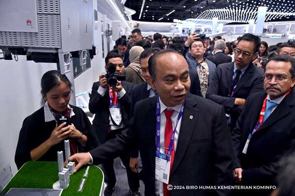 Menkominfo saat Berkunjung ke Mobile Word Congress (MWC) 2024 di Barcelona Spanyol. (ist) - Dubes RI Spanyol Dukung Menkominfo Buka Stan MWC 2025