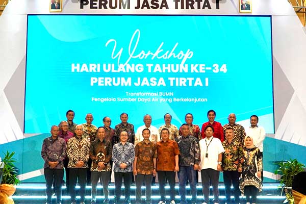 Menteri PUPR bersama jajaran manajemen Perum Jasa Tirta I. (ist) - Rayakan HUT ke-34, Menteri PUPR: Spirit Brantas Dorong PJT I Terus Berkembang