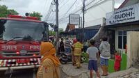 Mobil Damkar saat proses pendinginan di TKP kebakaran. (amb) - Klinik Gigi di Jember Terbakar, Damkar Keluhkan Alat Bermasalah
