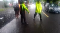 Niat Hati Menyalip, Pengendara Roda Dua Adu Banteng Dengan Truk